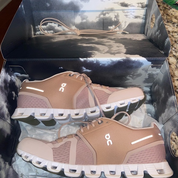 On cloud women’s size 7 - Picture 2 of 5